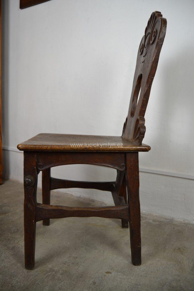 Ojedinělá a krásná židle z dubového masivu - folklorismus ze závěru 19. stol.