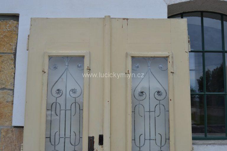 Krásně zachovalé vchodové dveře v neorenesančním stylu