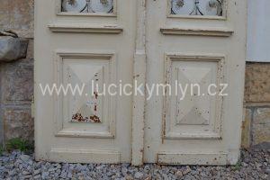 Krásně zachovalé vchodové dveře v neorenesančním stylu