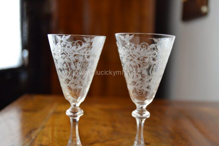 Sada dvou kusů kvalitně rytých empírových skleniček