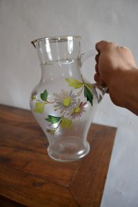 Starý malovaný džbán z foukaného skla