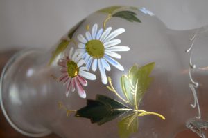 Starý malovaný džbán z foukaného skla