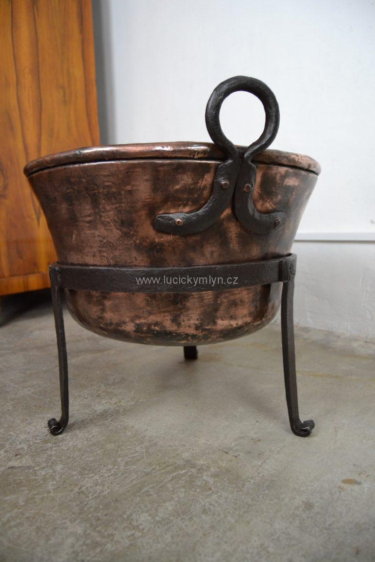 Velký barokní kotel na vaření, používaný ještě na otevřeném ohništi v černé kuchyni