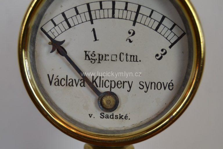 Větší prvorepublikový budíkový manometr značený výrobcem „Václava Klicpery synové“