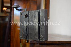 Větší dveřní zámek krabicového typu, se zdobenými štítky, klikami a funkčním klíčem
