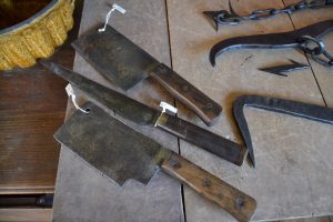 kolekce ručně kovaných řeznických nástrojů
