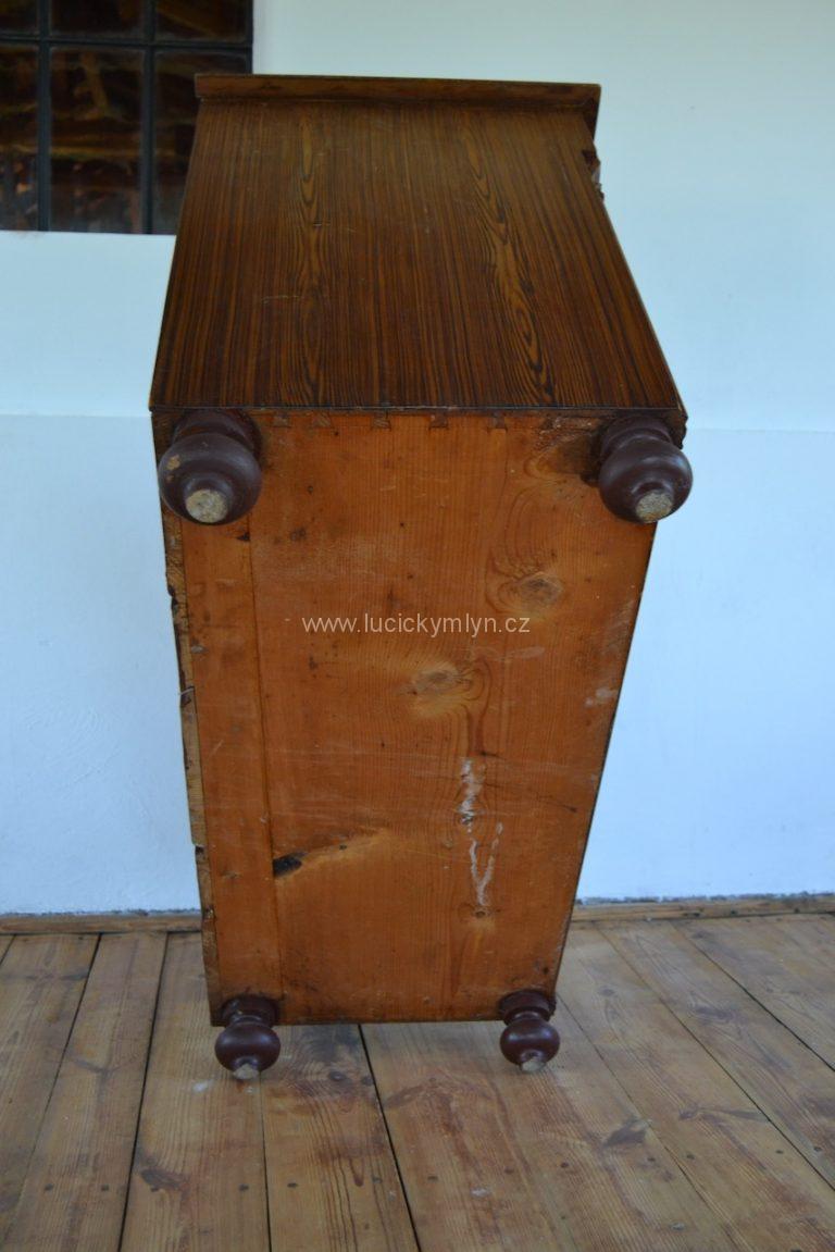 Starožitná úložná skříňka zvaná spodek ze závěru 19. století