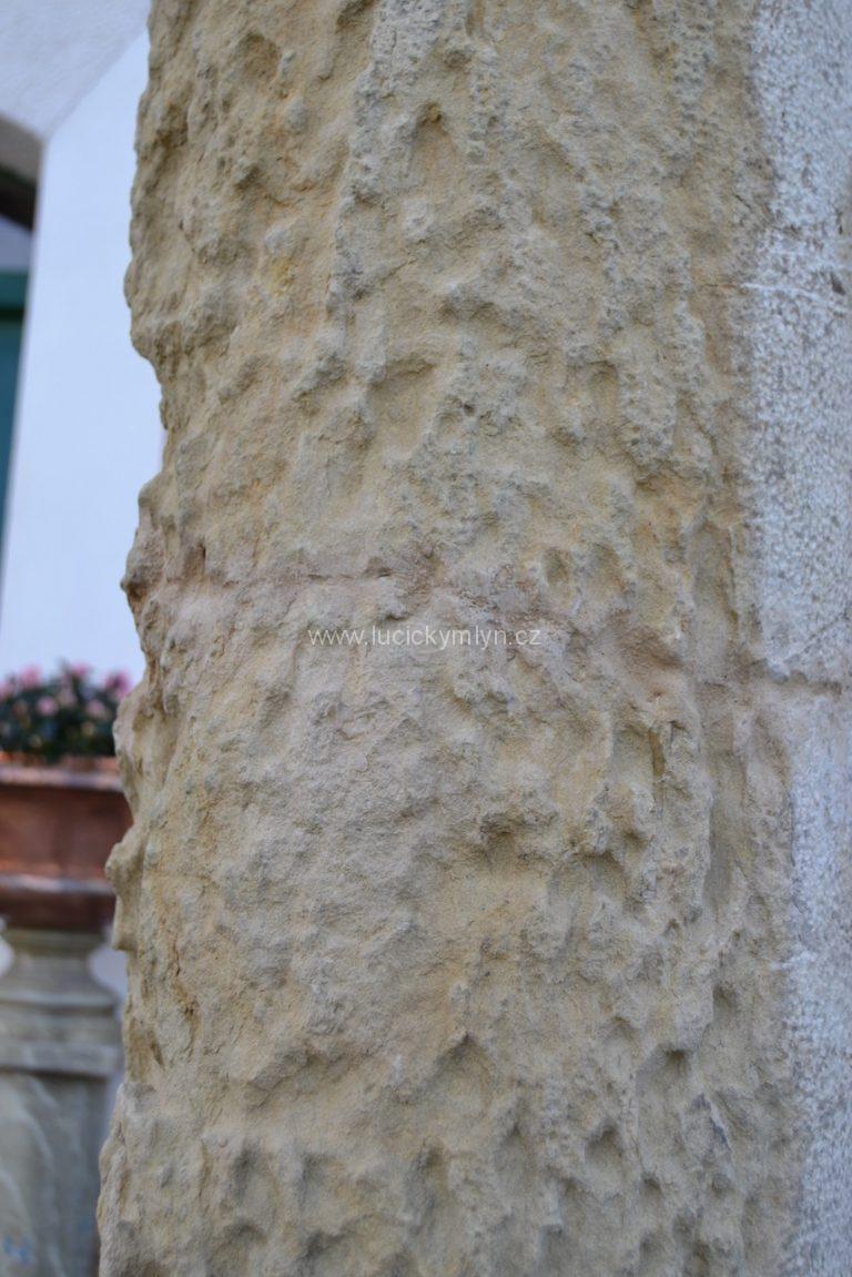 Originální barokní kamenný sloup, velmi omšelého a osobitého vzhledu