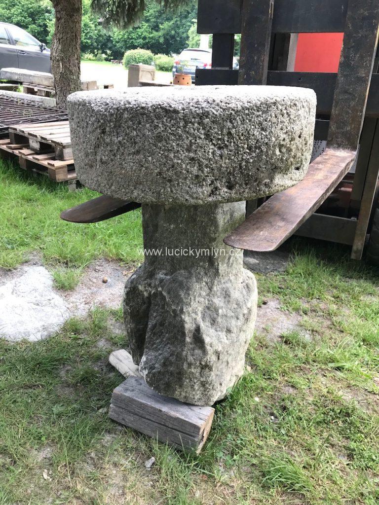 Nižší kamenný stůl ze starého mlýnského kola