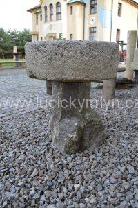 Nižší kamenný stůl ze starého mlýnského kola