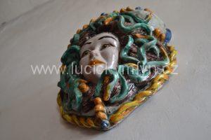 Nástěnná váza s hlavou bájné Gorgony- Medúzy