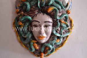 Nástěnná váza s hlavou bájné Gorgony- Medúzy
