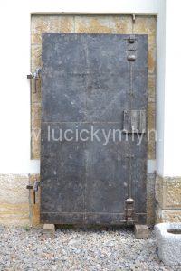 Těžké a pevné klasicistní dveře s funkčním rozvorovým zámkem