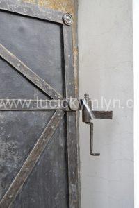Těžké a pevné klasicistní dveře s funkčním rozvorovým zámkem