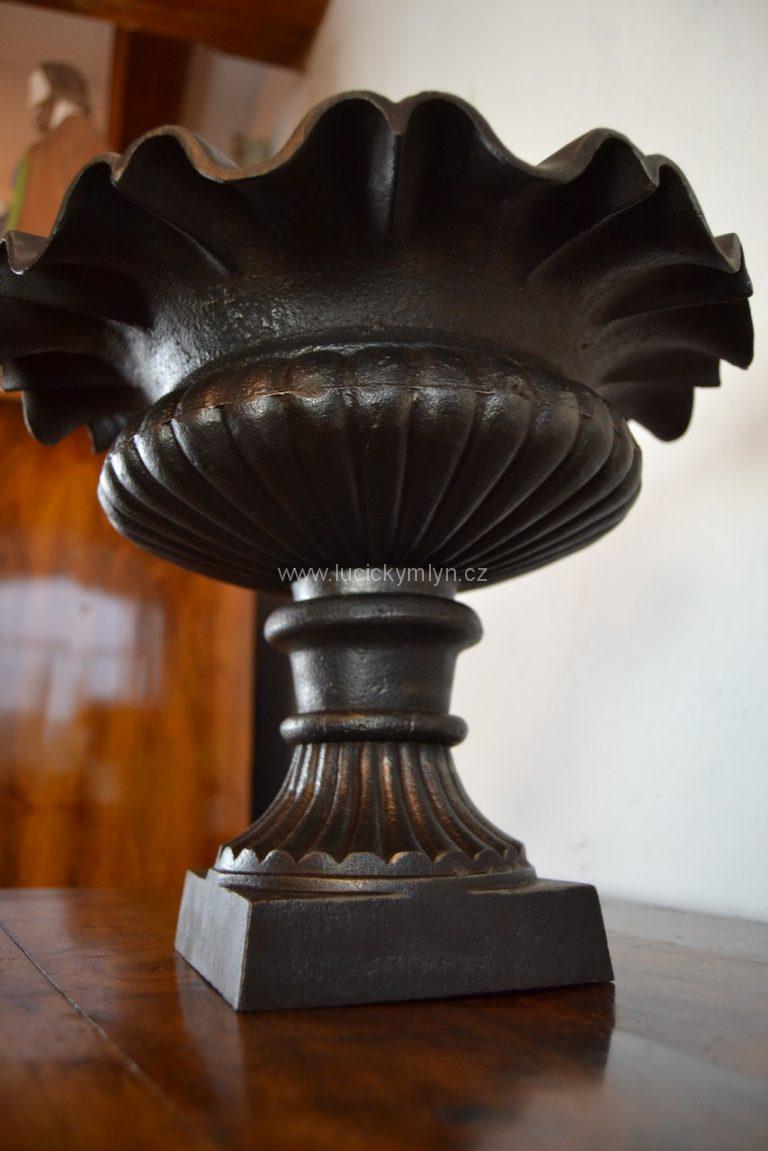 Litinová váza v antickém stylu