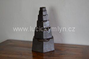 Kolekce litinových závaží, pyramidového tvaru