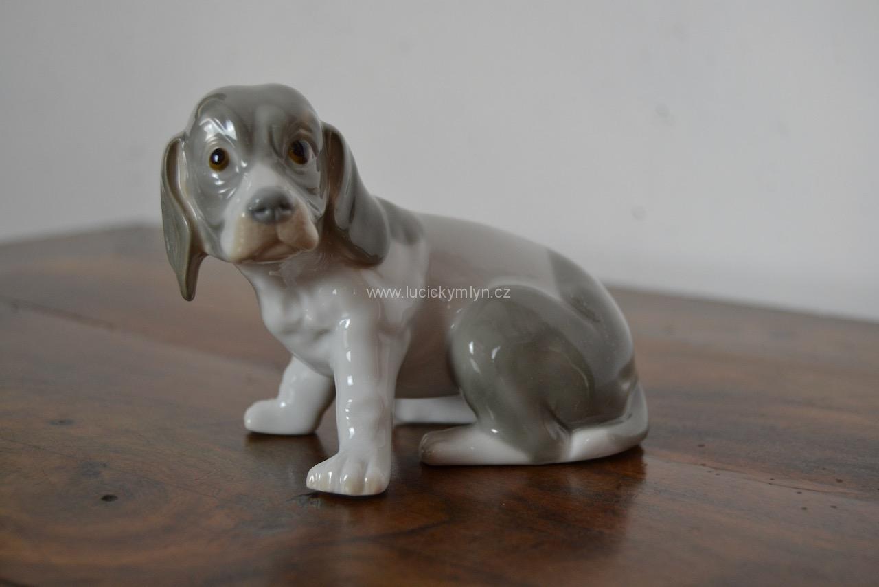 Menší porcelánová soška štěněte – nejspíše bígla Menší porcelánová soška štěněte – nejspíše bígla