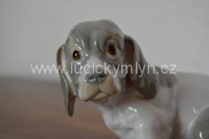 Menší porcelánová soška štěněte – nejspíše bígla