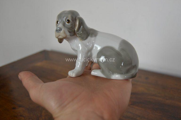 Menší porcelánová soška štěněte – nejspíše bígla