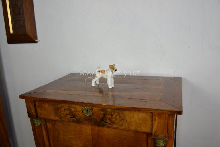 Porcelánová soška psa foxteriéra