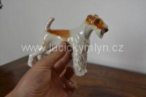 Porcelánová soška psa foxteriéra