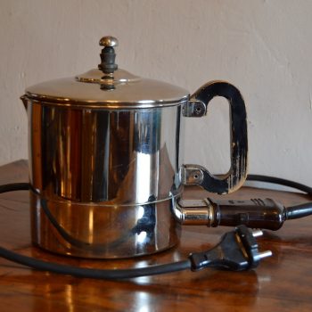 Čajová konvice se zabudovaným elektrickým ohřevem