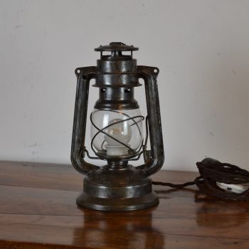 Stará přenosná lampa z lisovaného ocelového plechu