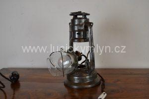 Stará přenosná lampa z lisovaného ocelového plechu