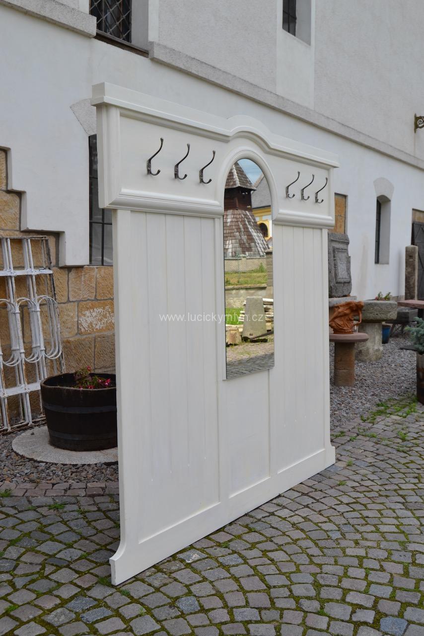 Velká a elegantní věšáková stěna se zrcadlem Velká a elegantní věšáková stěna se zrcadlem