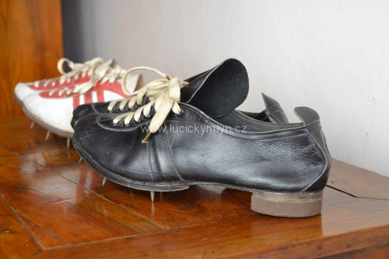 Dva historické páry běžeckých bot, sběratelsky cenné tretry zn. ADIDAS