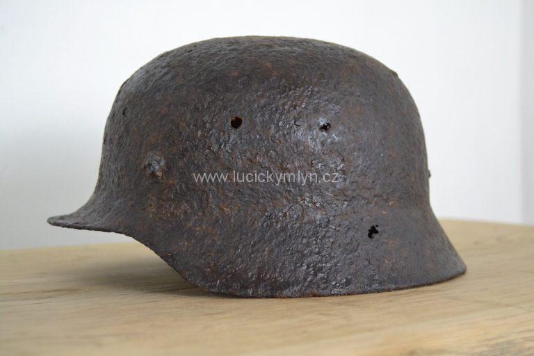 Originální vojenská helma německé armády z polního nálezu