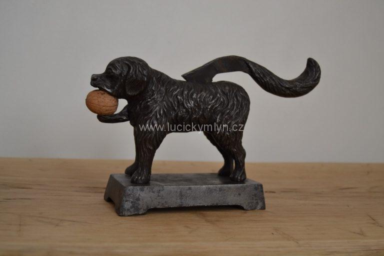 Louskáček ve tvaru psa (bernardýna) z umělecké litiny