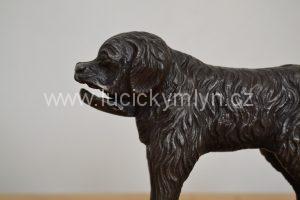 Louskáček ve tvaru psa (bernardýna) z umělecké litiny