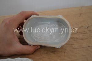 Ozdobná dóza z bílého, leskle glazovaného porcelánu