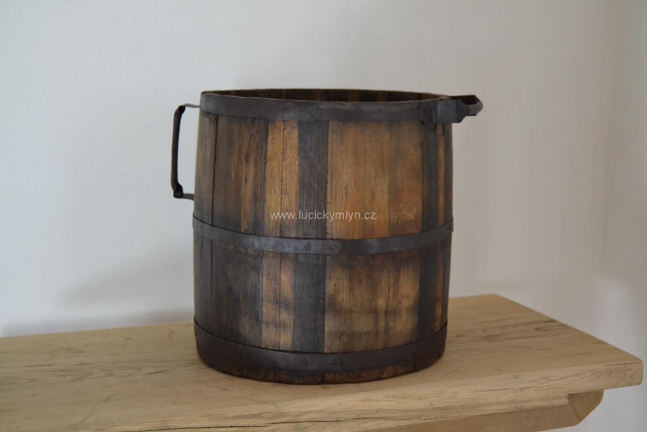 Krásné staré dubové vědro, používané na mouku, obilí nebo vodu - výška 36 cm Krásné staré dubové vědro, používané na mouku, obilí nebo vodu - výška 36 cm