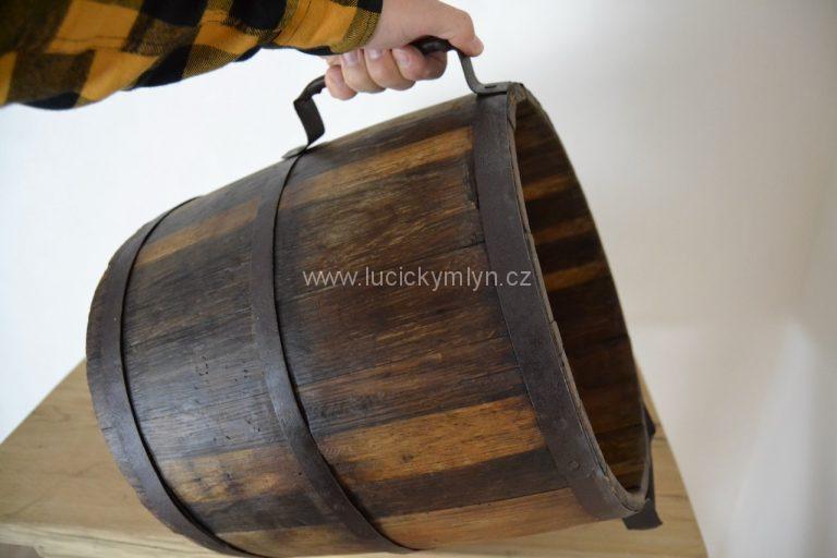 Krásné staré dubové vědro, používané na mouku, obilí nebo vodu - výška 36 cm