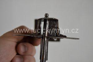 Funkční truhlový zámek s klíčem a štítkem z období vrcholné gotiky