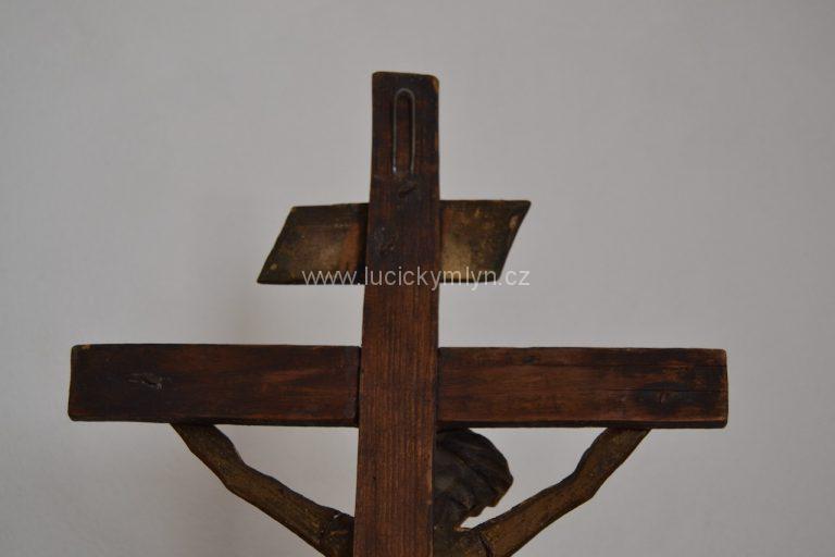 Atypický závěsný křížek s řezaným Kristem a Madonkou