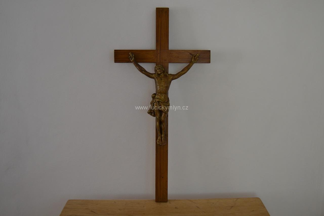 Litinový Ježíš Kristus na kříži Litinový Ježíš Kristus na kříži