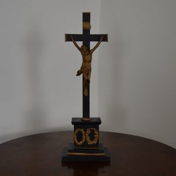 Empírový křížek s Kristem a vinnými symboly hojnosti