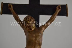 Empírový křížek s Kristem a vinnými symboly hojnosti