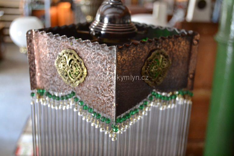 Jemně zdobený ověskový lustr, zhotovený v romantickém secesním stylu