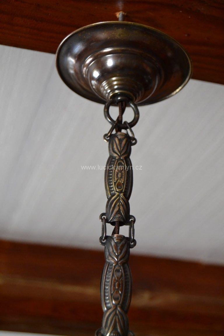 Jemně zdobený ověskový lustr, zhotovený v romantickém secesním stylu