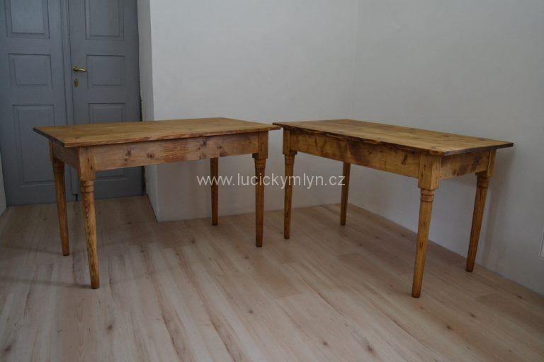 Lehké a snadno přenosné delší stoly ze starého hostince