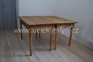 Lehké a snadno přenosné delší stoly ze starého hostince
