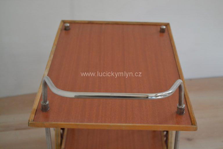 Jednoduchý servírovací retro stolek na kolečkách