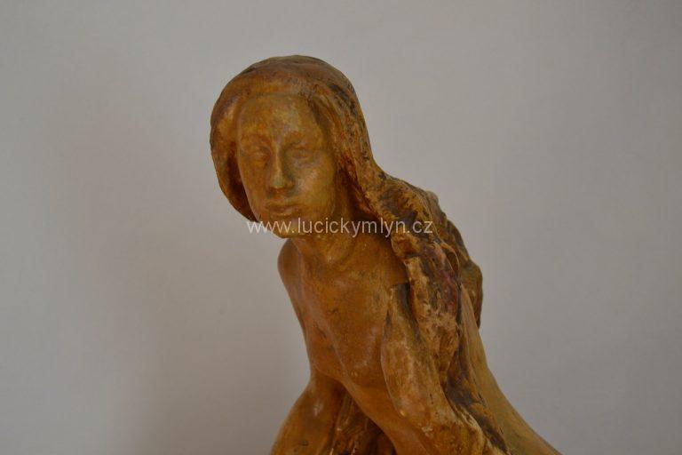 Socha Štursa - ženský akt „před koupelí v moři“ patinovaná sádra, výška 53 cm