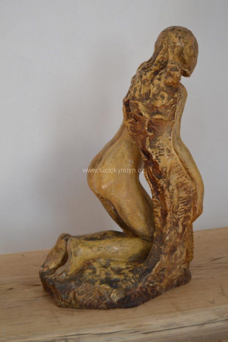 Socha Štursa - ženský akt „před koupelí v moři“ patinovaná sádra, výška 53 cm