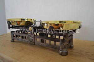 Kuchyňské prvorepublikové váhy vyrobené z lisovaného ocelového plechu