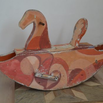 Starožitný houpací koník s krásným a veselým původním nátěrem
